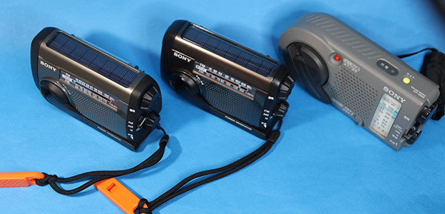 SONY ICF-B99 ソーラーラジオ SONY ICF-B99 レビュー 手回し充電 ソラーパネル付きの防災ラジオ