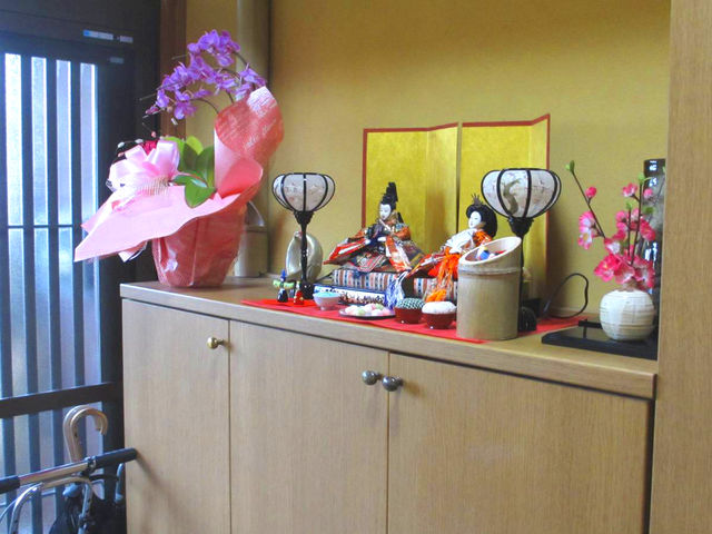 お雛様飾りで玄関が雅 みやび でごじゃる 日記 新 サンデーｋｕぼちぼち絵日記