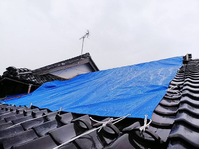 雨漏りだ 屋根のブルーシート張り作業 絵日記 新 サンデーkuぼちぼち絵日記 雨漏りだ 屋根のブルーシート張り作業 絵日記 新 サンデーkuぼちぼち絵日記