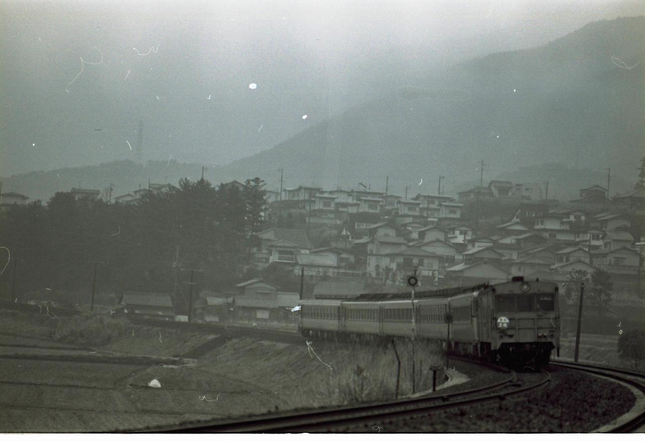 讃岐府中 急行土佐キニ付き taniの鉄道写真の回顧録 讃岐府中 急行土佐キニ付き taniの鉄道写真の回顧録