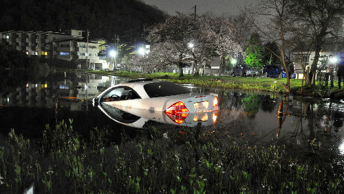 心霊スポットに車転落 京都の深泥池 カーブ気づかず サンシャイン サウンド 管理人 ふぃんち 心霊スポットに車転落 京都の深泥池 カーブ気づかず サンシャイン サウンド 管理人 ふぃんち