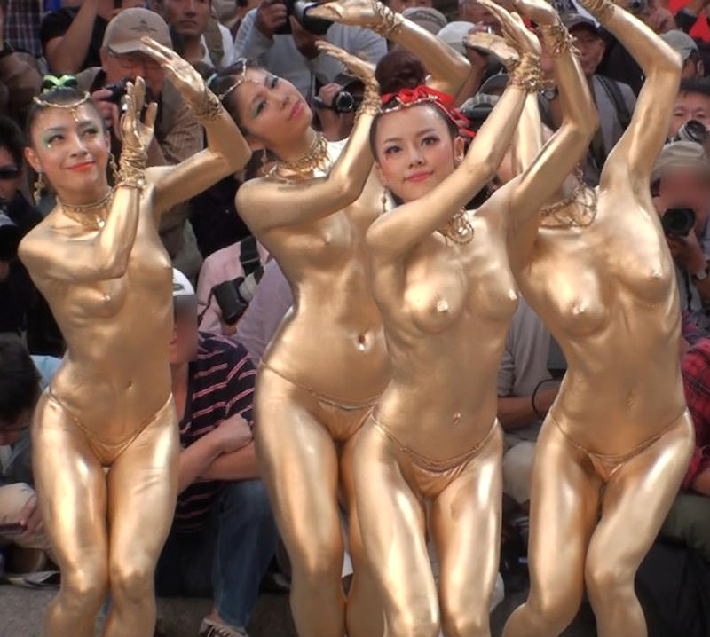 金粉 全裸 金粉トップレスの光景 : ノーマスク&トップレスこそ正義!!