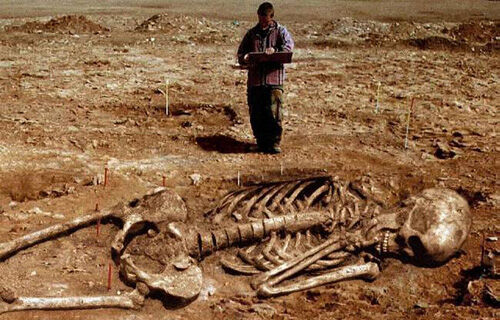 Giant-Human-Skeletons-20160311172540 (1)