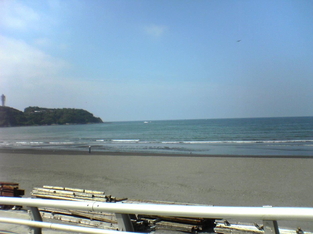 今朝の江ノ島の波 Beach Life