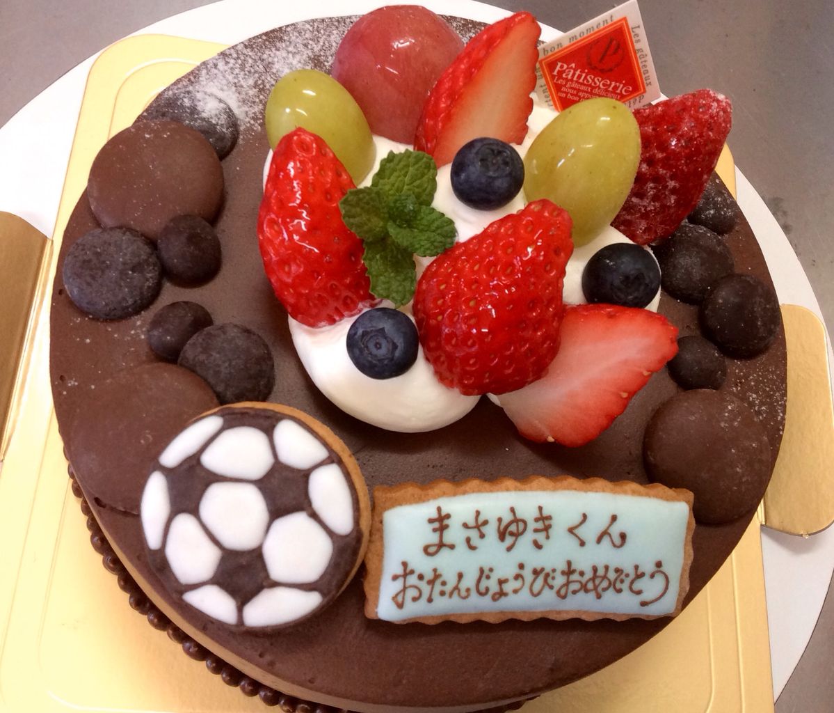 サッカーボールのクッキーをのせたチョコレートケーキ Rina S