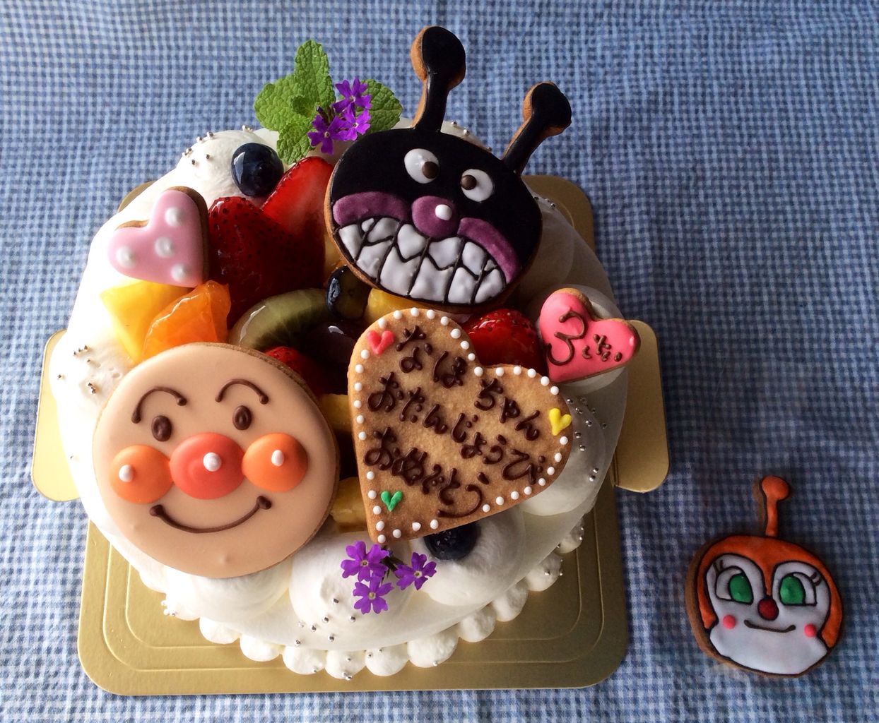 アンパンマンとバイキンマンのクッキー乗せお誕生日ケーキ Rina S