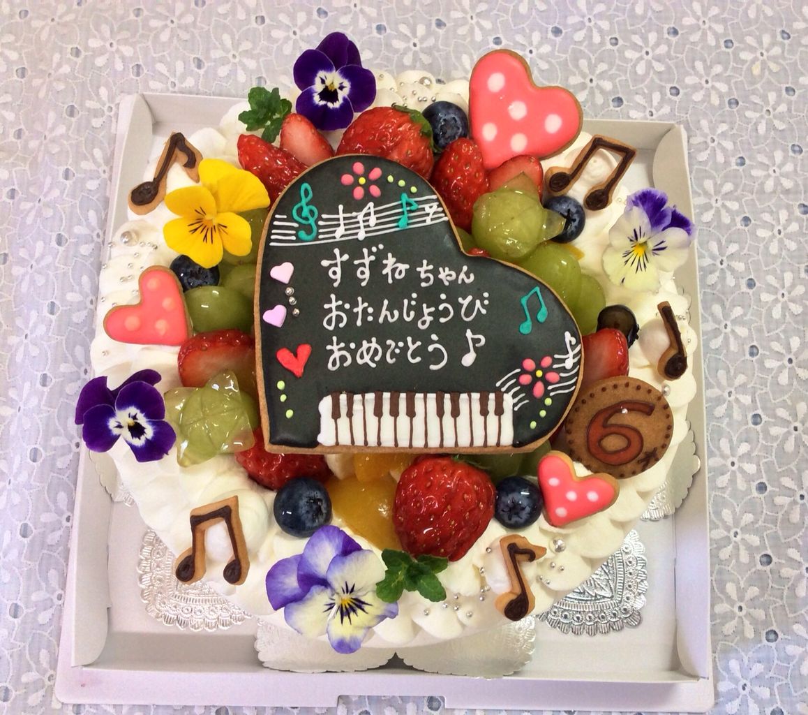 グランドピアノのクッキーを乗せたお誕生日ケーキ Rina S