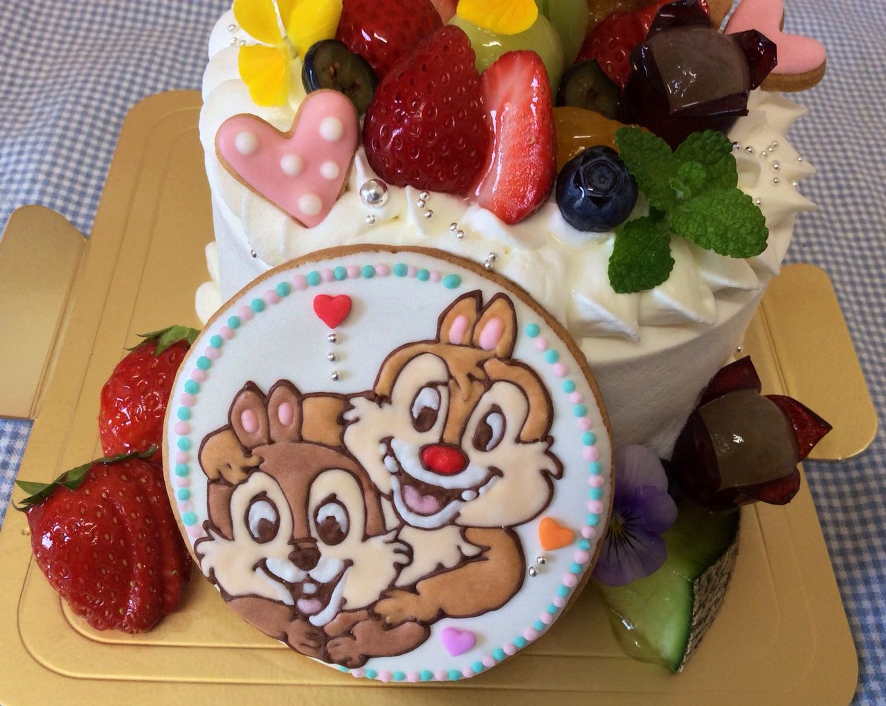 チップとデールのクッキー乗せお誕生日ケーキ Rina S