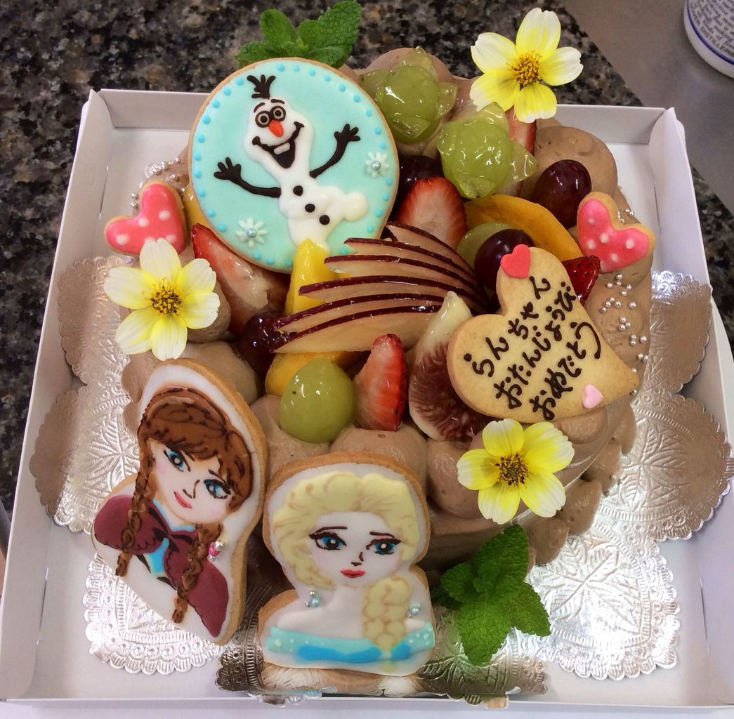 アナと雪の女王 アナ エルサ オラフ のクッキー乗せお誕生日ケーキ Rina S