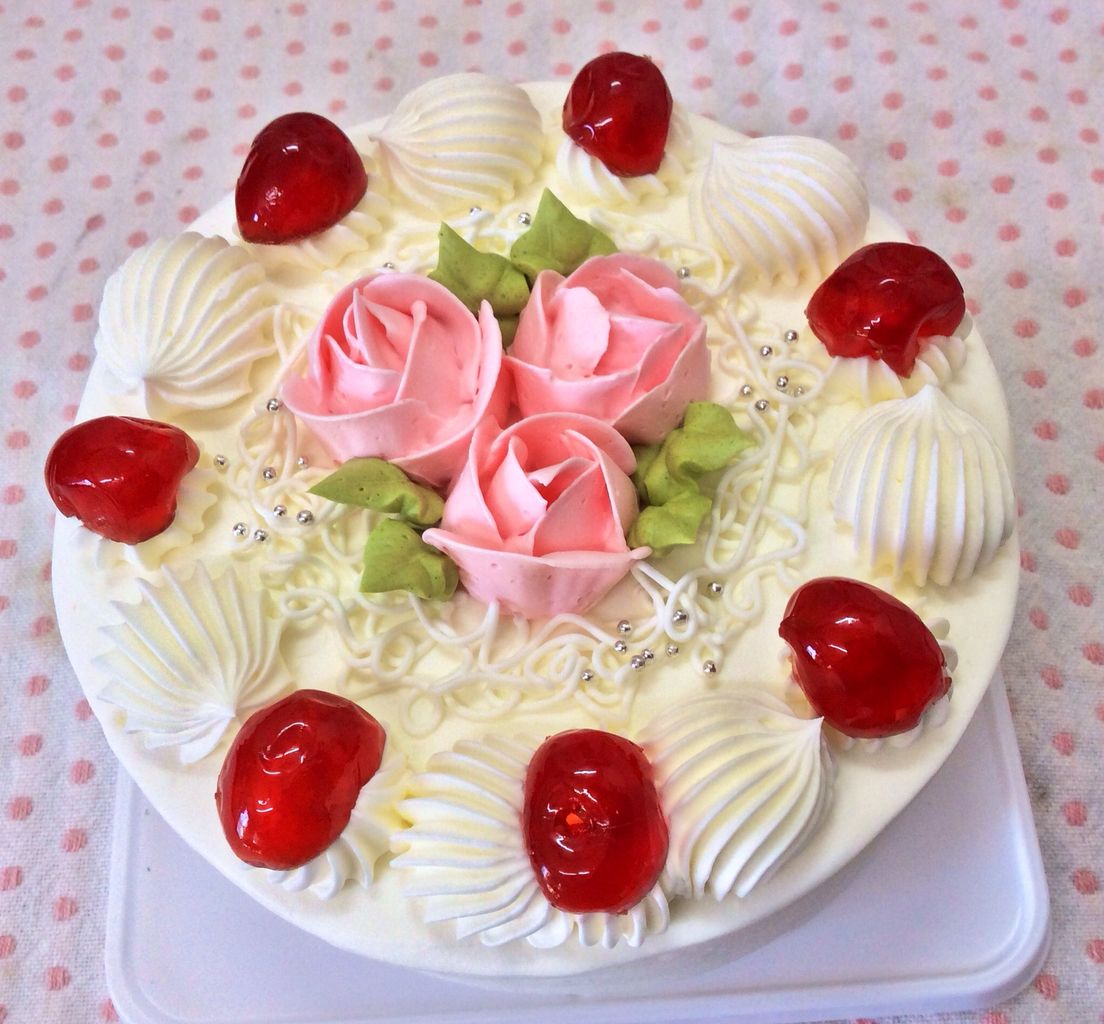 レトロなデザインのバタークリームデコレーションケーキ Rina S