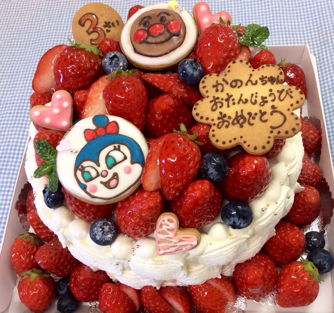 苺特盛り アンパンマンとコキンちゃんのクッキー乗せお誕生日ケーキ Rina S
