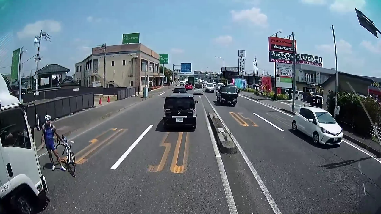 トラックが自転車に幅寄せし接触