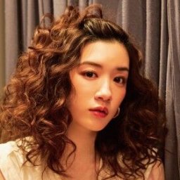 永野芽郁、カーリーヘアに挑戦！6作目のカレンダーが発売