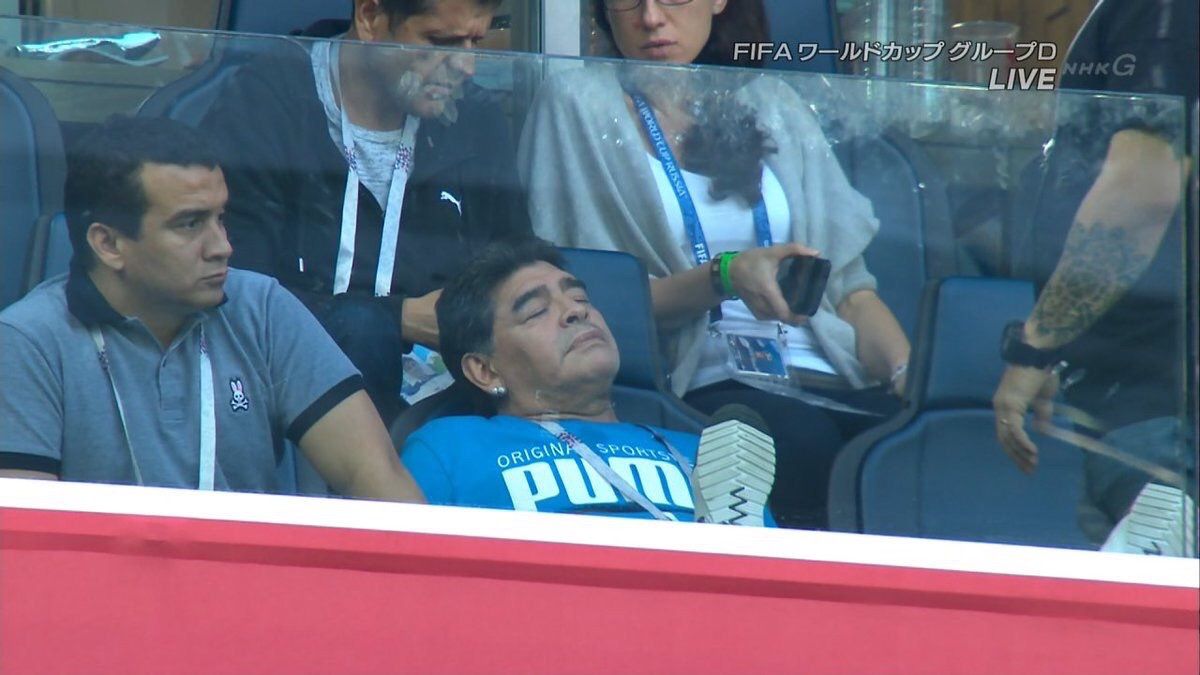 悲報 マラドーナさん 中指を立てている姿を全世界に放映されてしまうｗｗｗｗｗｗｗｗｗ 気になるニュースまとめっち