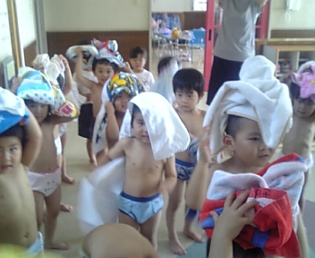 幼稚園　すっぽんぽん 