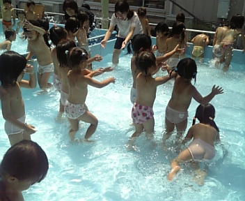 幼稚園　すっぽんぽん 
