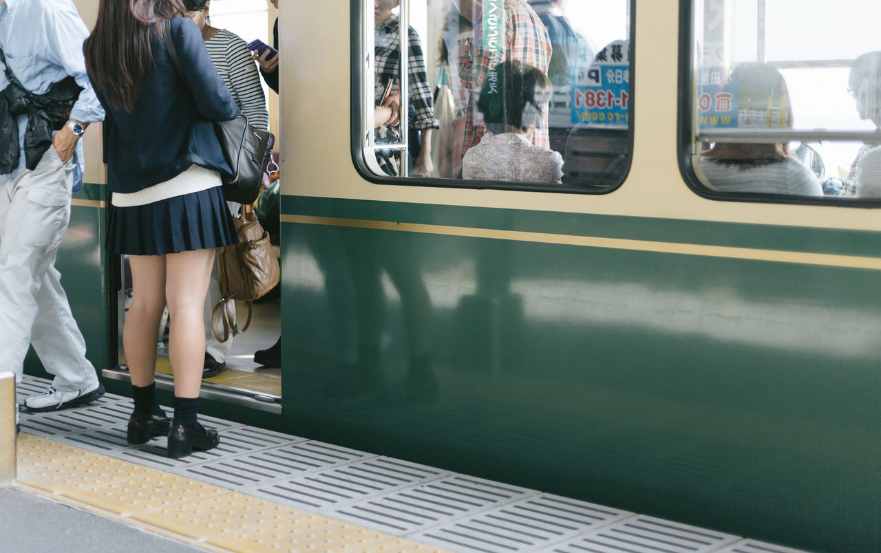 電車にて 高校生ギャルがおばさんを指差し あの人マジヤバくない ｗｗｗ 超デブｗｗｗ マジキモーいｗｗｗ