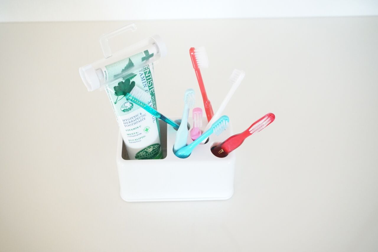 家族が大満足の歯ブラシ収納 セリアの貼ってはがせるフィルムフックがおすすめ かざみどり