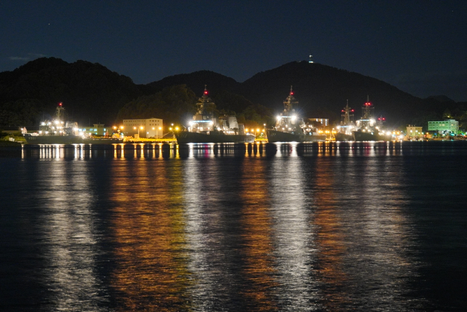 舞鶴基地の夜景 19 9 7 すーさんの艦活日記 舞鶴基地の夜景 19 9 7 すーさんの艦活日記