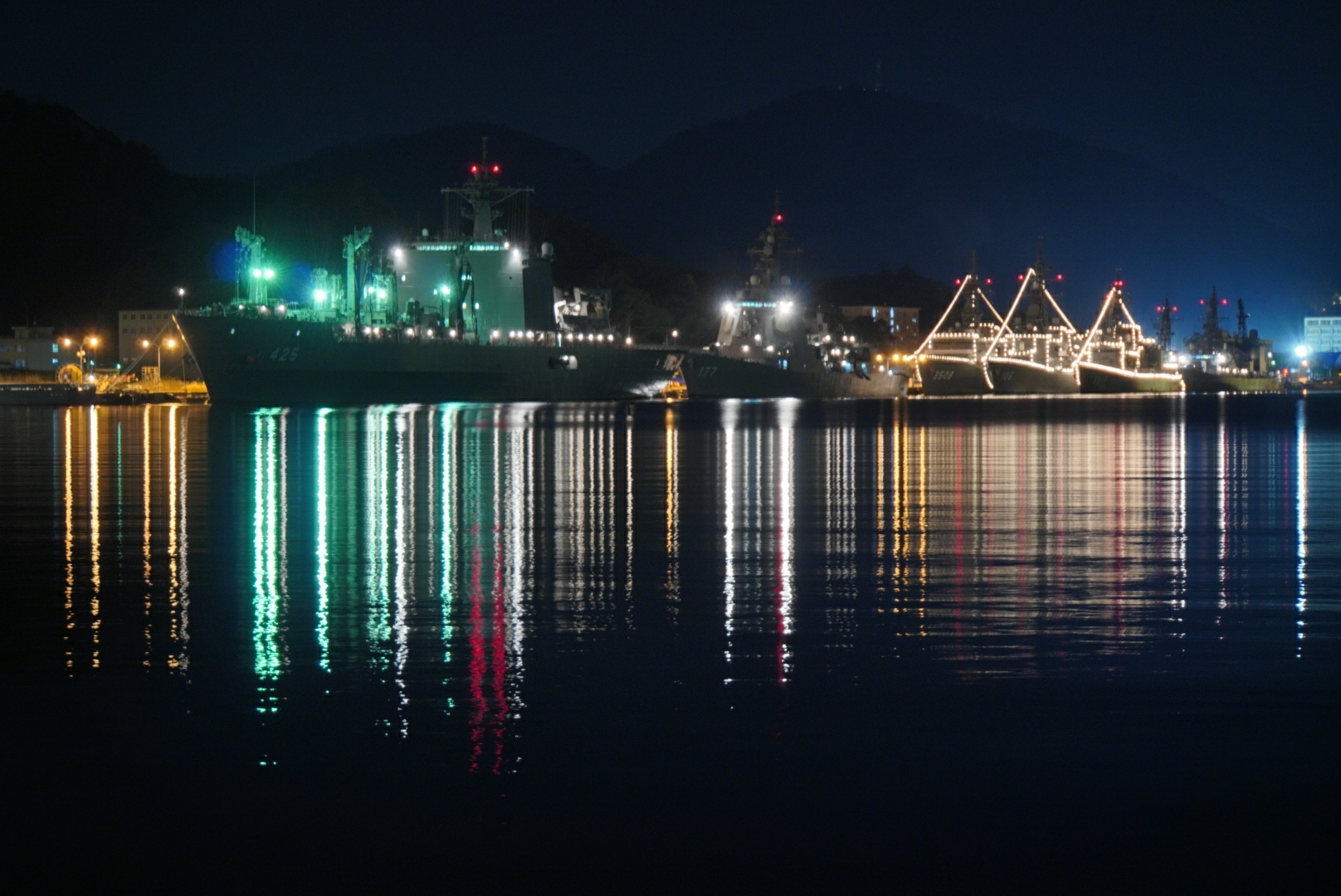 舞鶴基地の夜景 練習艦隊電灯艦飾 19 4 9 すーさんの艦活日記 舞鶴基地の夜景 練習艦隊電灯艦飾 19 4 9 すーさんの艦活日記