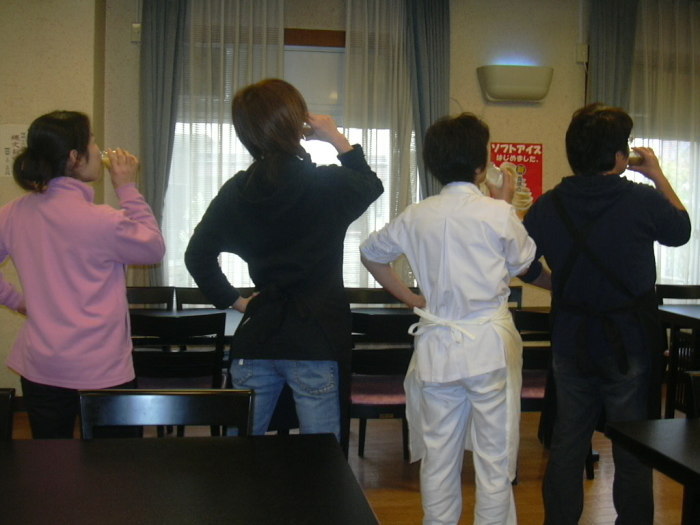 足を開いて 腰に手をあて 諏訪湖荘スタッフの裏 日記 足を開いて 腰に手をあて 諏訪湖荘スタッフの裏 日記