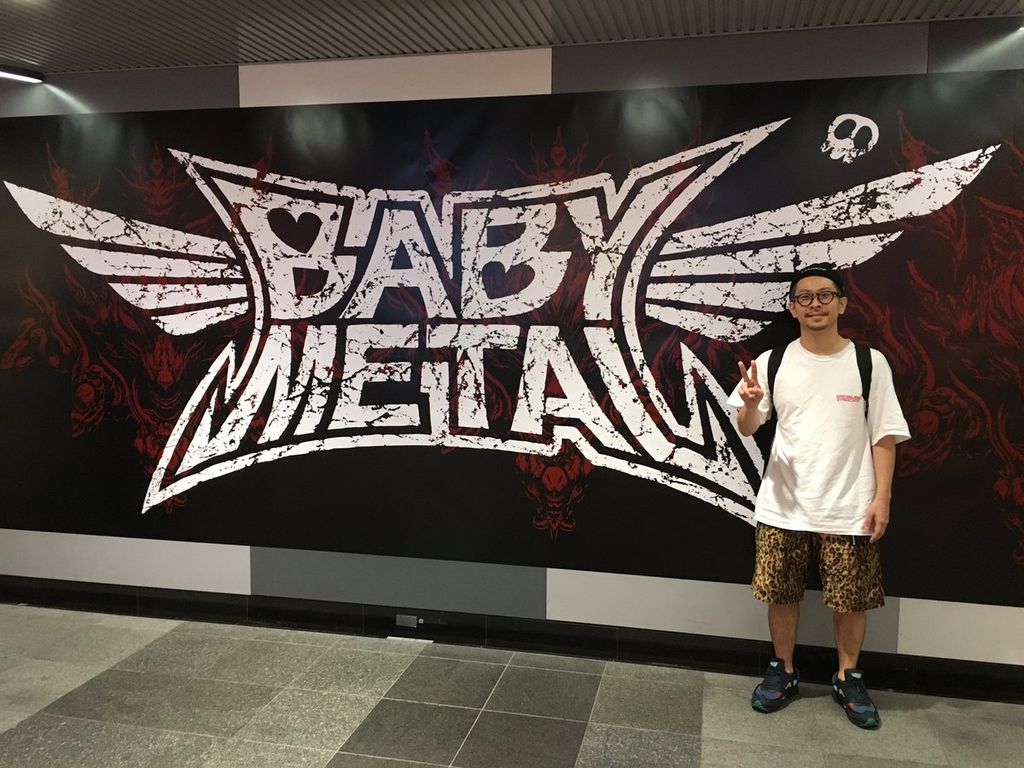Bishのプロデューサー渡辺淳之介さん Babymetalの看板前で記念撮影 画像公開 Babymetalの使徒