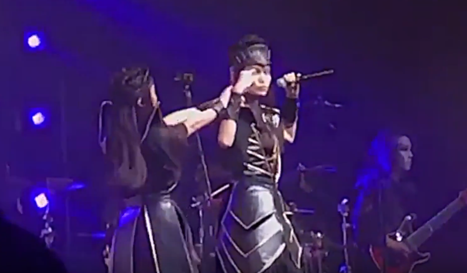 もあちゃんに ズッキュン でグッサリ刺されるsu Metalとそれを見て爆笑する青神様 Babymetalの使徒