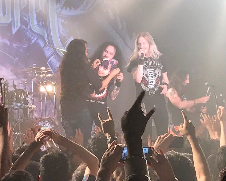 Moametalのお面をプレゼントされご満悦なドラフォ フレッド キツネ面をかぶりおどけるハーマンさん Babymetalの使徒 Moametalのお面をプレゼントされご満悦なドラフォ フレッド キツネ面をかぶりおどけるハーマンさん Babymetalの使徒