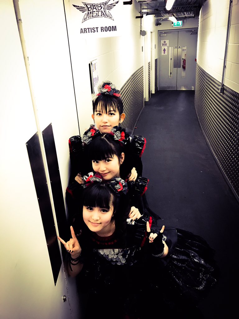 Babymetal公式 最新画像アップ ステージを見てノリノリのチャドさん 動画 Babymetalの使徒