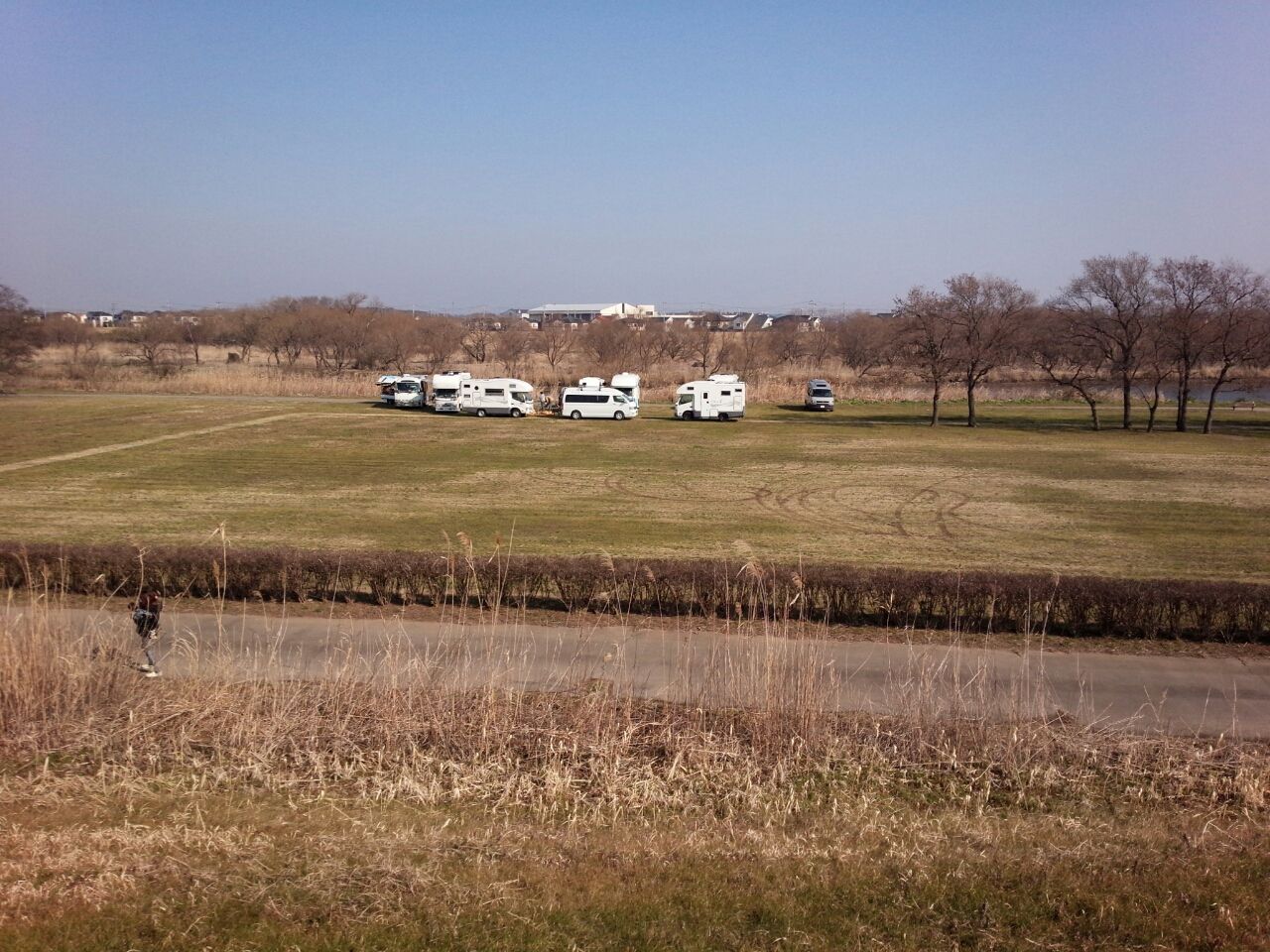 キャンピングカーの旅 何時もの河原の焚き火会第2日目 累計141日 烟霞淡泊