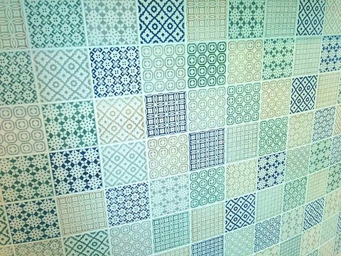 受付カウンターにタイルを敷き詰めてみました。