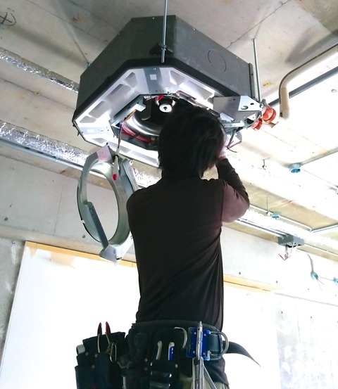 業務用エアコンと発泡スチロール