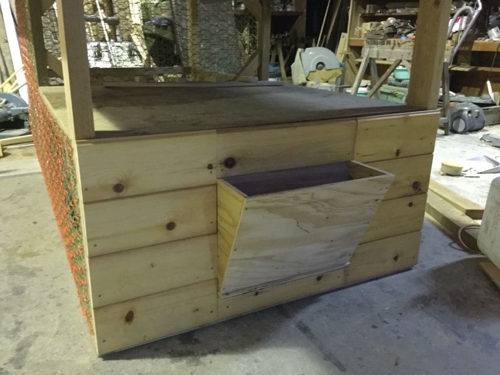 Diy これ画期的 チキントラクターに餌箱を設置したよ 最高の農業の見つけ方 Diy これ画期的 チキントラクターに餌箱を設置したよ 最高の農業の見つけ方
