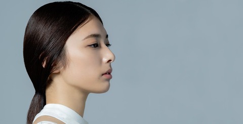 集団行動のボーカル、斎藤里菜
