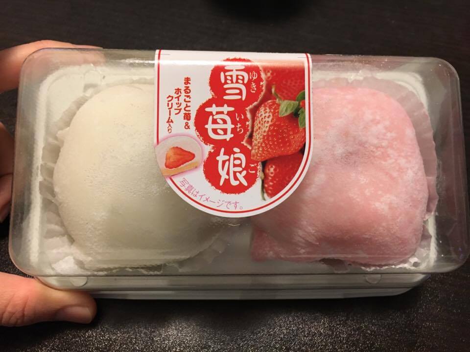 雪苺娘 柔らかい牛皮にまるごと苺とホイップクリームが入った冬の定番スイーツ カロリーの嵐 雪苺娘 柔らかい牛皮にまるごと苺とホイップクリームが入った冬の定番スイーツ カロリーの嵐