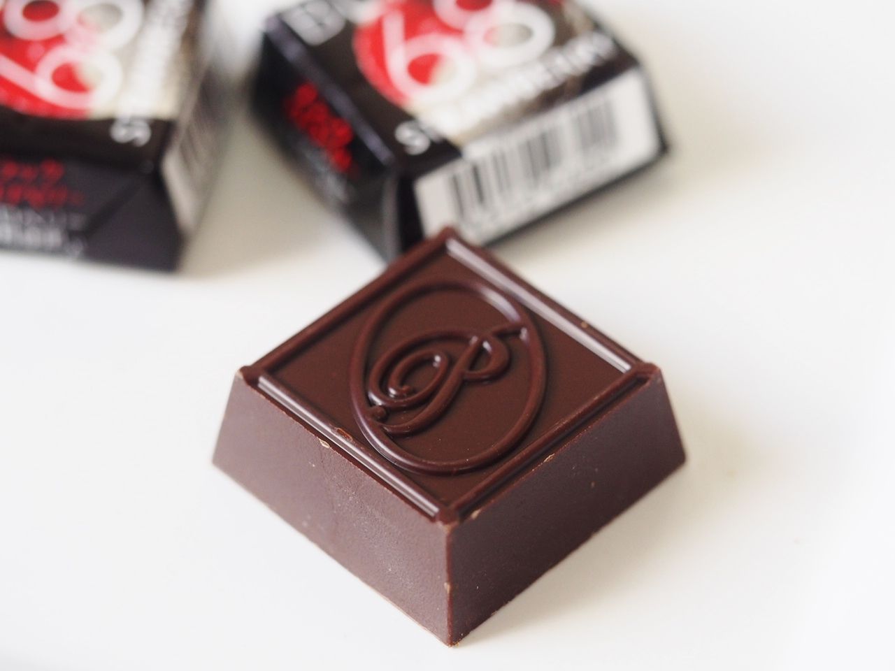 カカオ68 のチョコを使ったプレミアムなチロルチョコ ブラックストロベリー スイーツハンター月ウサギの食べ日記 Powered By ライブドアブログ カカオ68 のチョコを使ったプレミアムなチロルチョコ ブラックストロベリー スイーツハンター月ウサギの食べ日記 Powered By ライブドアブログ