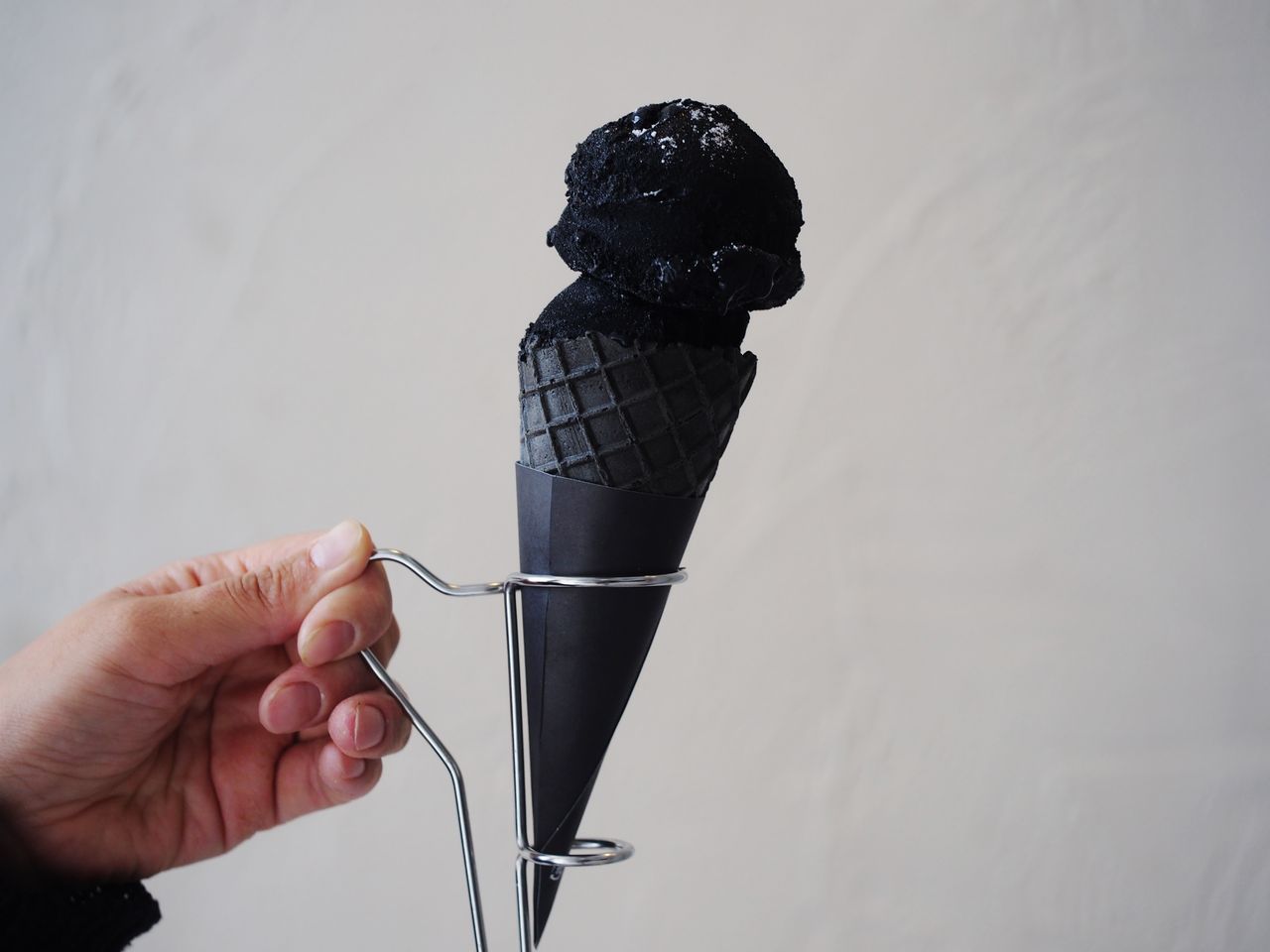 すべてが真っ黒なアイス！泊れる本屋「BOOK AND BED TOKYO 心斎橋店