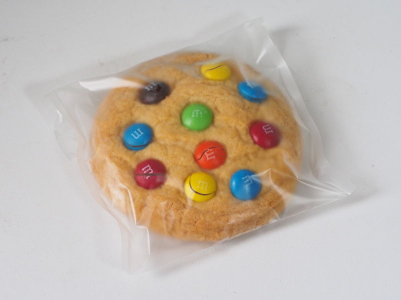 カラフルなｍ ｍが散りばめられた クッキーショップ アンジー のアメリカンクッキー スイーツハンター月ウサギの食べ日記