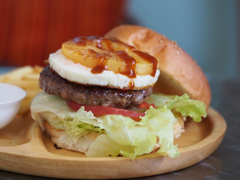 パイナップルに島豆腐 沖縄恩納村で美味しいハンバーガーを堪能 バーガーショップ ｈ ｓ スイーツハンター月ウサギの食べ日記