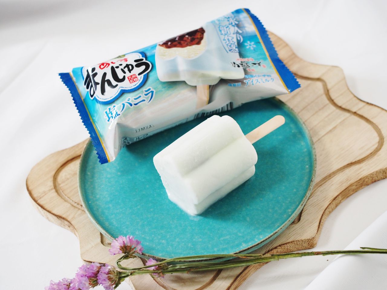 丸永製菓のあいすまんじゅうに新作 塩バニラ が春夏限定で登場 青いアイスバーはこれからの季節にピッタリの一品です スイーツハンター月ウサギの食べ日記