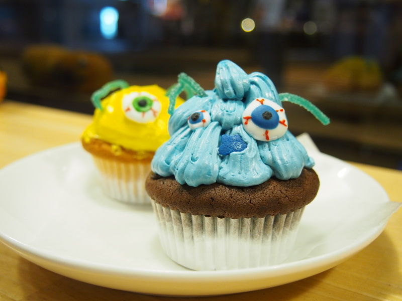ボニーズベイクショップのすごすぎるハロウィンカップケーキ ブルーモンスター モンスターサワー スイーツハンター月ウサギの食べ日記 Powered By ライブドアブログ ボニーズベイクショップのすごすぎるハロウィンカップケーキ ブルーモンスター モンスターサワー スイーツハンター月ウサギの食べ日記 Powered By ライブドアブログ