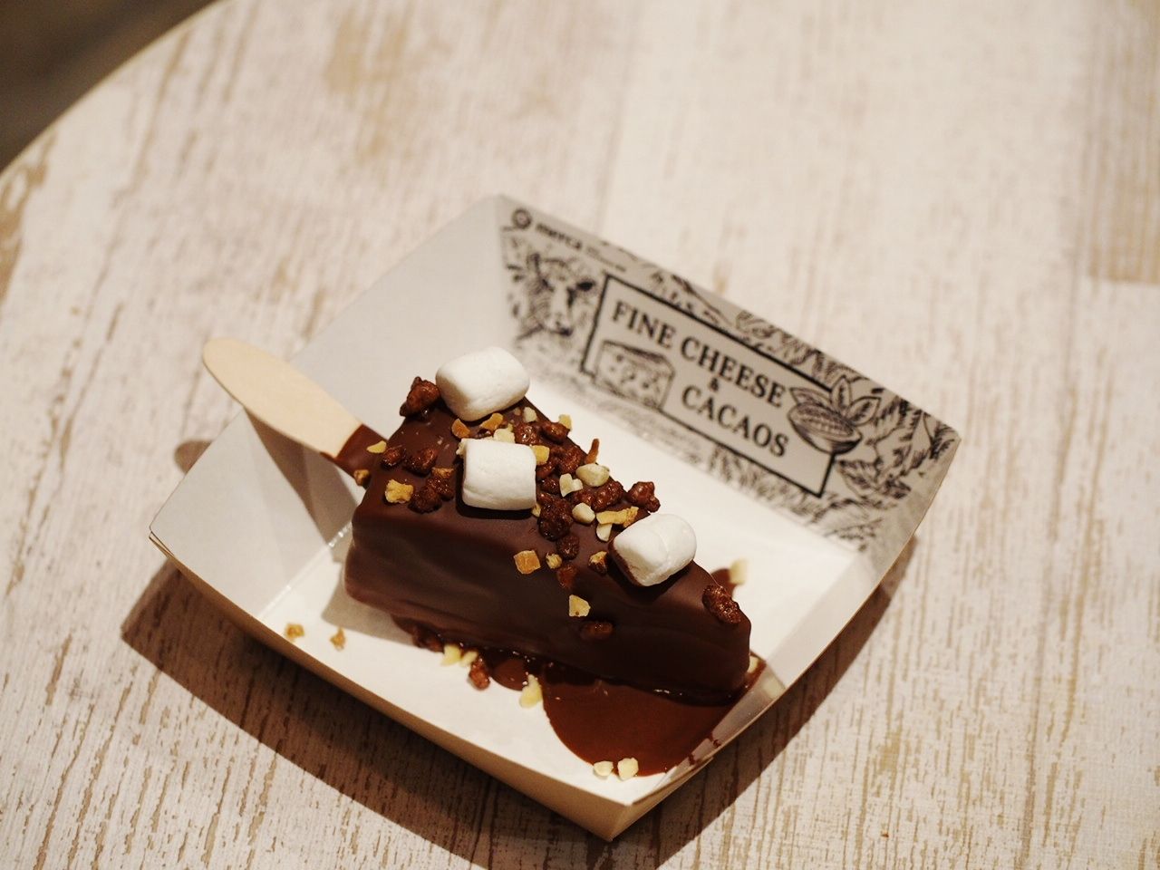 目の前でチョコをぶっかけるヤバいチーズケーキが大阪 ルクアフードホール に登場 スイーツハンター月ウサギの食べ日記