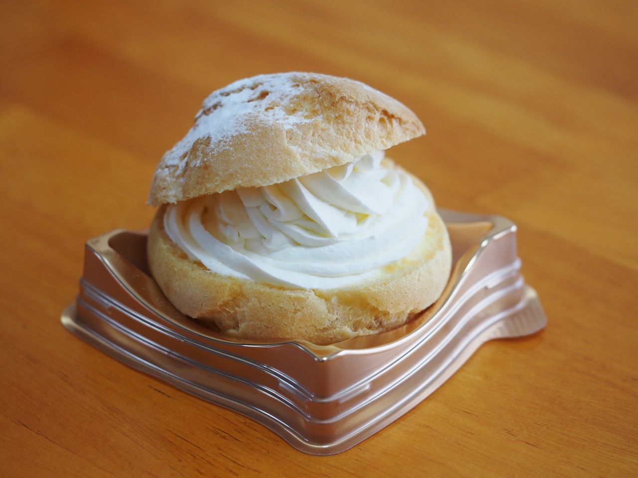 フランス最高級のkiri キリ クリームチーズを包んだシュークリーム チーズシュークリーム プレシア スイーツハンター月ウサギの食べ日記