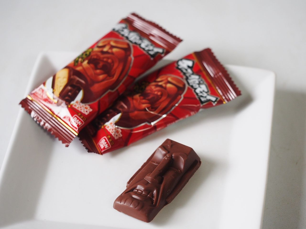 バンダイから発売中の チョコレイ島のモアイ がユニークで面白すぎ スイーツハンター月ウサギの食べ日記