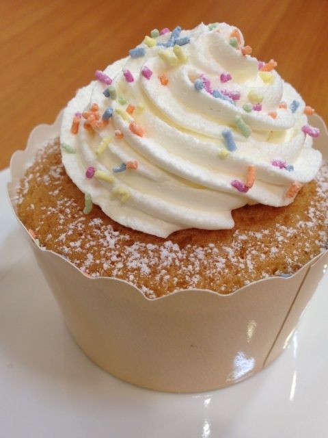 ミスドカップケーキ カラーシュガー ミスタードーナツ スイーツハンター月ウサギの食べ日記 ミスドカップケーキ カラーシュガー ミスタードーナツ スイーツハンター月ウサギの食べ日記