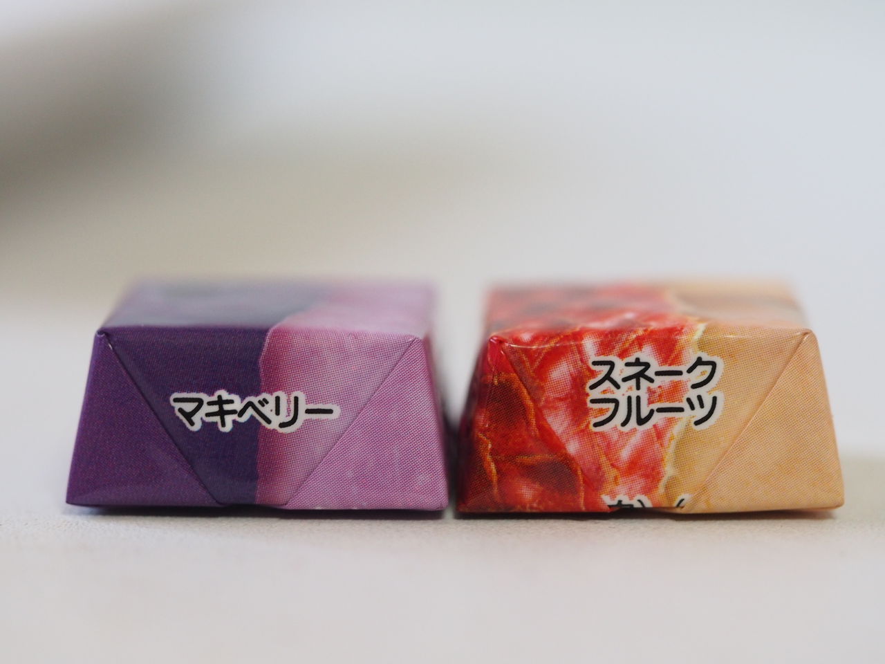 聞いた事もない珍フルーツを使ったチロルチョコ スネークフルーツとマキベリー をハント スイーツハンター月ウサギの食べ日記