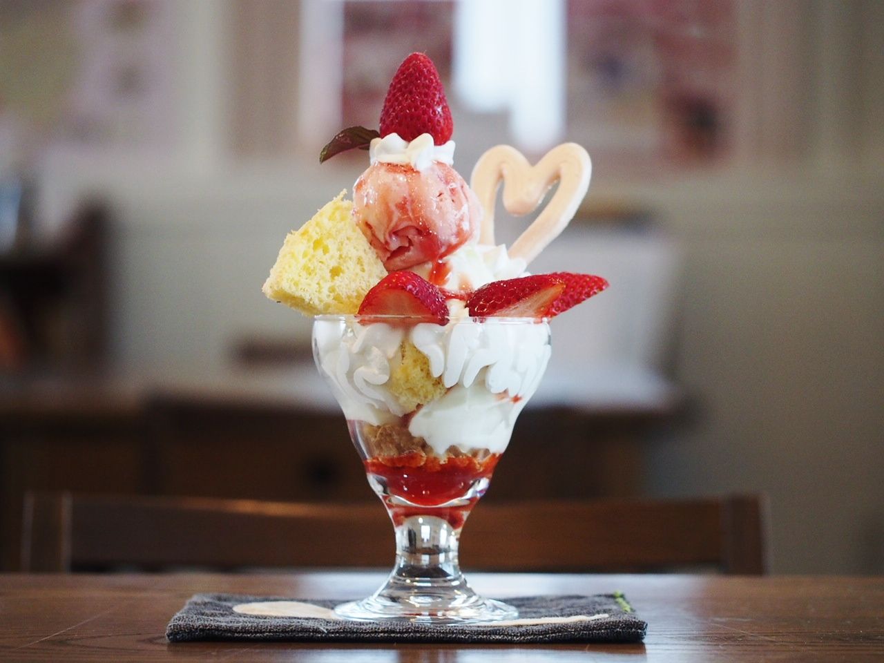 奈良県御所市でいちごパフェ 郵便名柄館 郵便資料館 テガミカフェ Tegami Cafe で古都華のいちごパフェを堪能 スイーツハンター月ウサギの食べ日記 奈良県御所市でいちごパフェ 郵便名柄館 郵便資料館 テガミカフェ Tegami Cafe で古都華のいちごパフェを堪能 スイーツハンター月ウサギの食べ日記