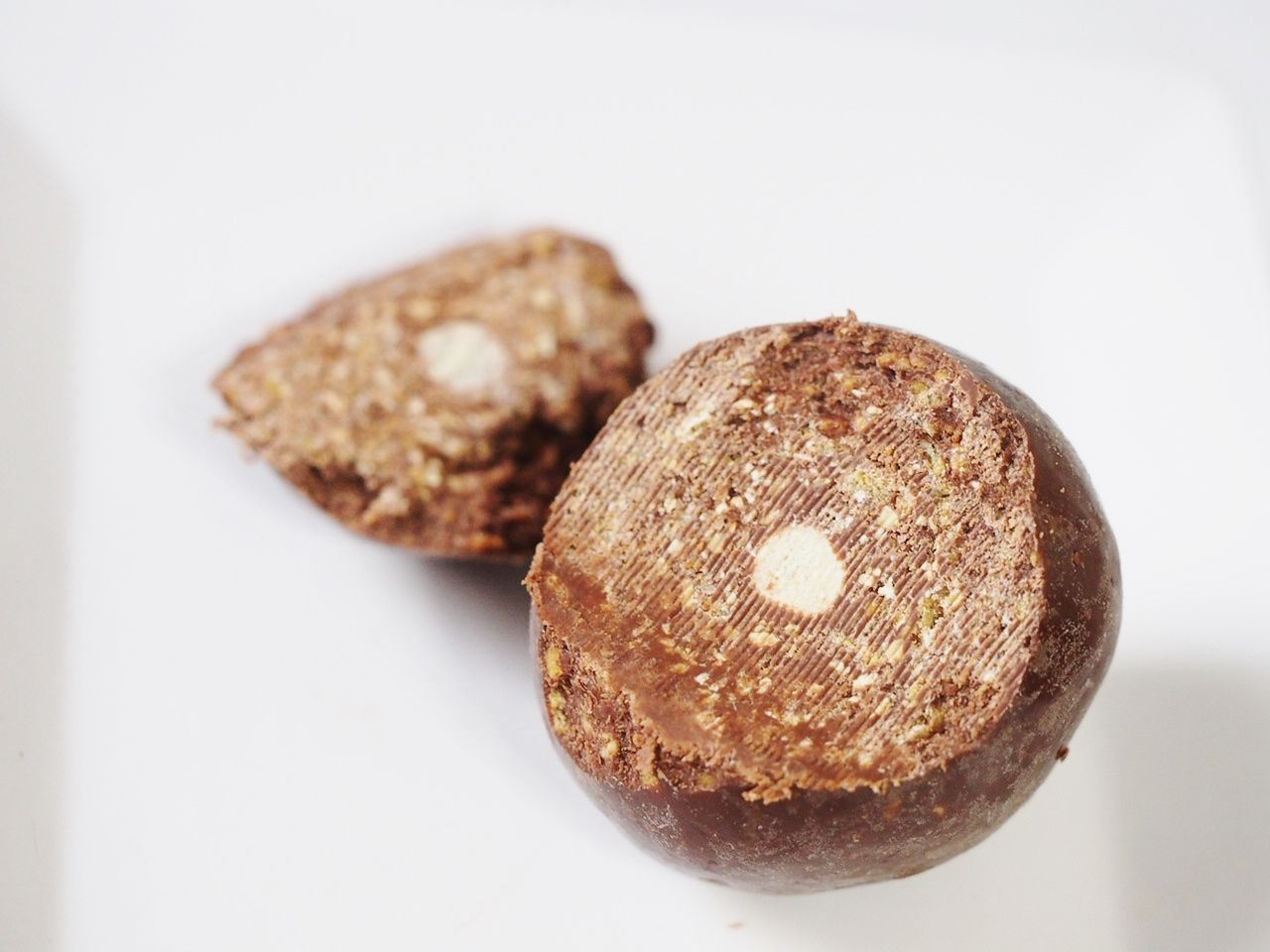 森永製菓 50倍チョコボール を堪能 通常の50倍ものサイズは食べ応え抜群です スイーツハンター月ウサギの食べ日記