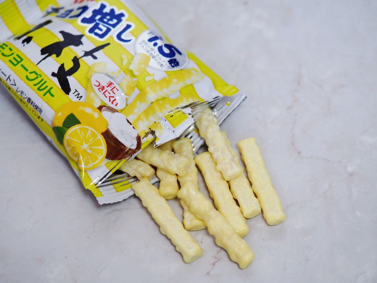 コンビニ 駅売店限定 森永製菓のチョコ増し1 5倍小枝レモンヨーグルトを堪能 スイーツハンター月ウサギの食べ日記 Powered By ライブドアブログ コンビニ 駅売店限定 森永製菓のチョコ増し1 5倍小枝レモンヨーグルトを堪能 スイーツハンター月ウサギの食べ日記 Powered By ライブドアブログ