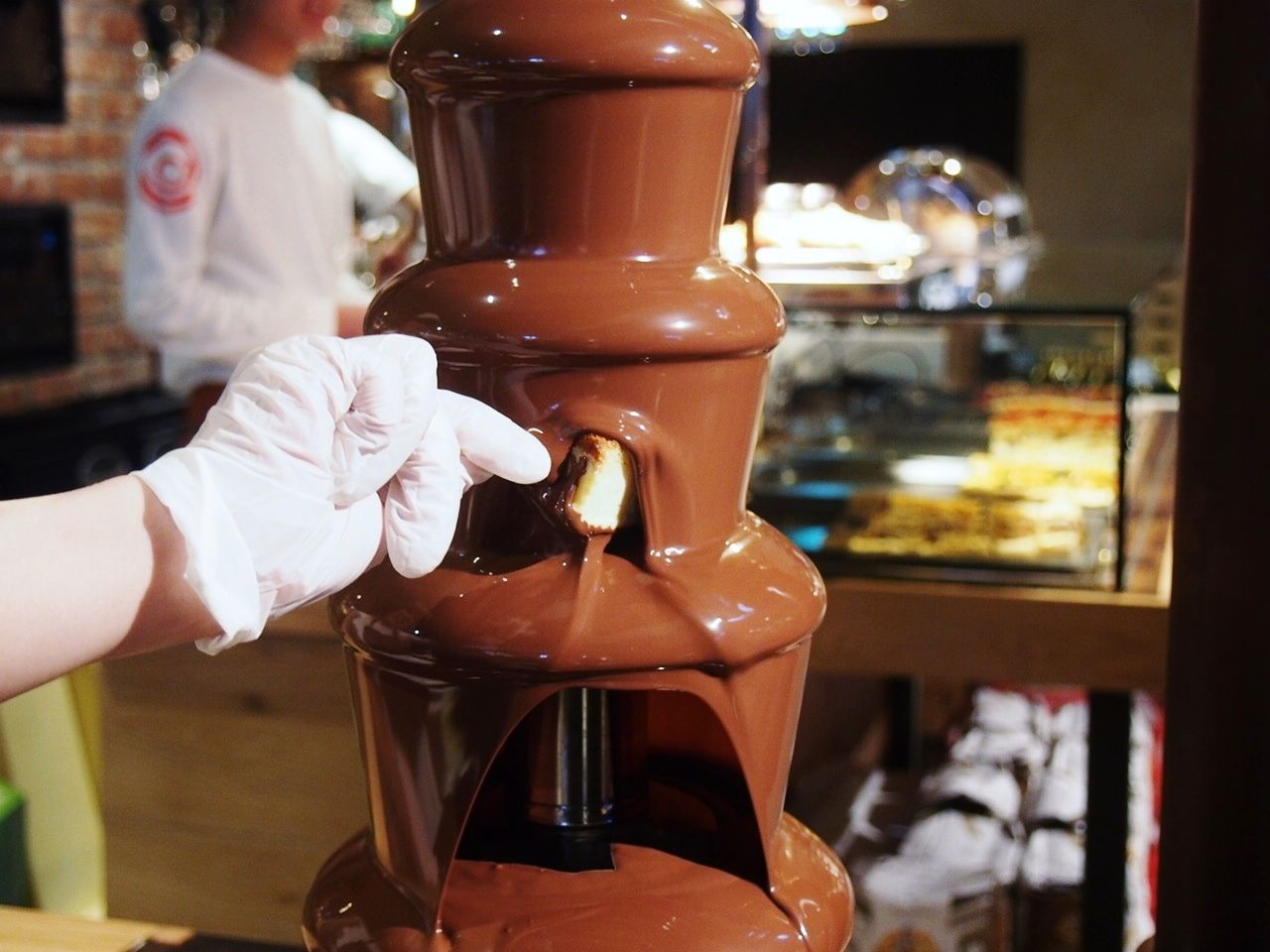 目の前でチョコをぶっかけるヤバいチーズケーキが大阪 ルクアフードホール に登場 スイーツハンター月ウサギの食べ日記